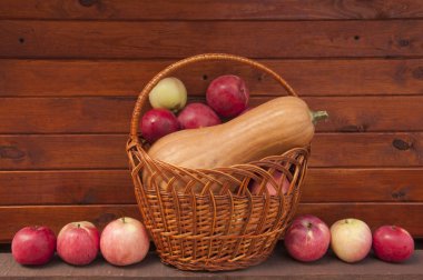 natyurmord Bahçe ahşap duvar bir arka plan üzerinde