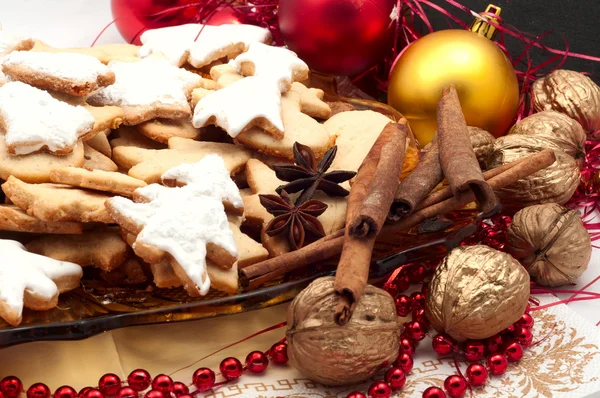 Tarçın ve Noel süslemeleri ile Noel tatlılar