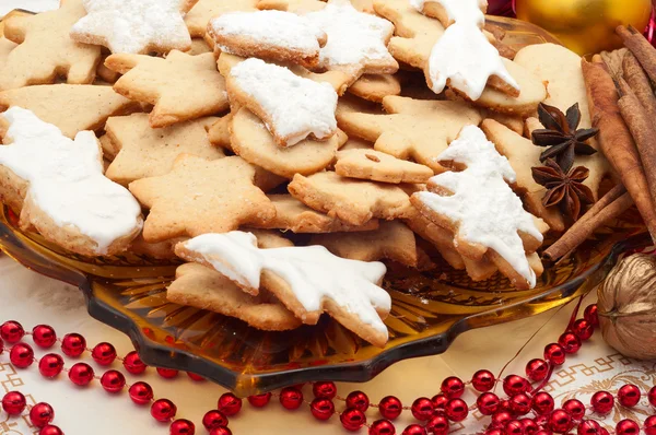 Tarçın ve Noel süslemeleri ile Noel tatlılar