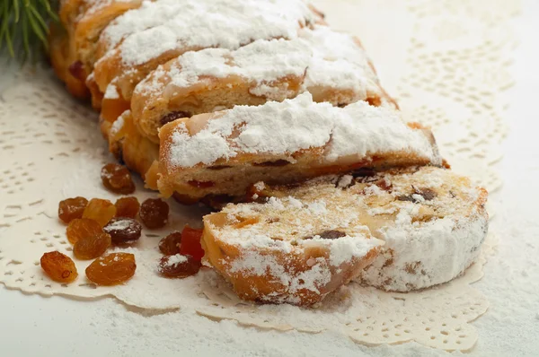 Frische Weihnachtsstolle Dresden mit Rosinen Nahaufnahme auf einem Beautif lizenzfreie Stockfotos