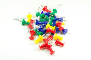 Çok renkli itme pimleri kümesi