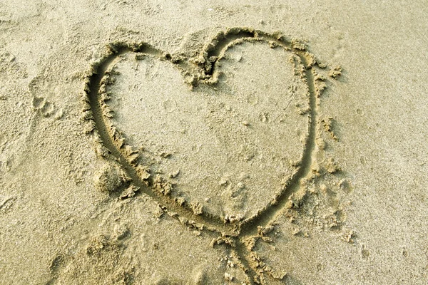 Herz auf Sand gezeichnet — Stockfoto