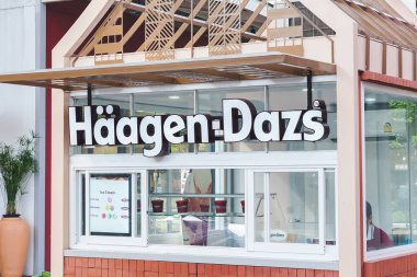 Samut Prakan, Tayland - 02 Kasım 2020: Samut Prakan, Tayland 'daki Merkez Köy Alışveriş Merkezi' ndeki Haagen-dazs dondurma dükkanı.