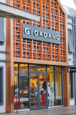 Samut Prakan, Tayland - 02 Kasım 2020: Central Village Alışveriş Merkezi 'ndeki Giordano mağazası. 1981 yılında kurulmuş olan Asya Pasifik bölgesinin en tanınmış perakendecilerinden biridir..