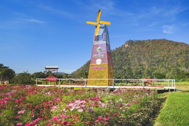 Mae Hong Son Pha Bong Köyü 'nün ünlü tatil beldeleri Sapankhao Kao Peu Sook' tur. (Çeviri: Pha Bong Köyü Mae Hong Son Eyaleti)