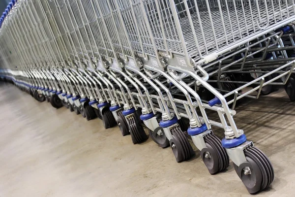 Wózki w supermarketach — Zdjęcie stockowe