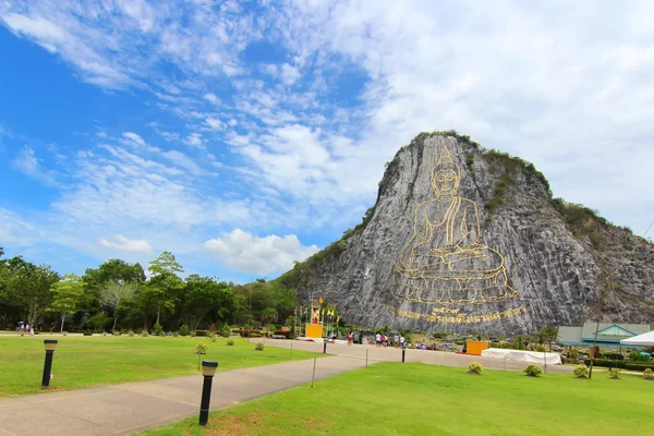 Montanha Buda esculpida em Khao Chee Chan, Chonburi, Tailândia — Fotografia de Stock