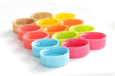 renkli şişe kapağı