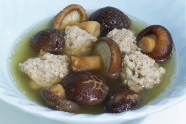 Çince stil sıcak çorba - kıyılmış domuz Shiitake mantar ile