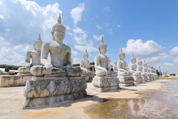 Buda heykeli parkta Nakhon Si Thammarat, Thailand