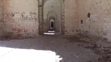 bir çıkış yolu görünümlü bir askeri kale