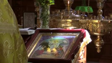 Hıristiyan simgesi, rahip kilisede dua ediyor