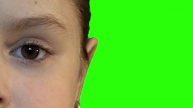 kız yüz portre üzerinde yeşil bir arka plan Chromakey