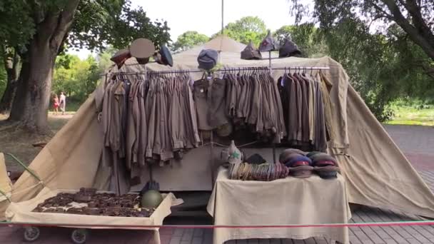 Selling Soviet uniforms of soldiers and officers — Stock Video