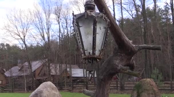 Lámpara de calle vintage en el viento — Vídeos de Stock