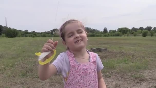 Kind startet Drachenflug gegen blauen Himmel mit Wolken Stock-Filmmaterial