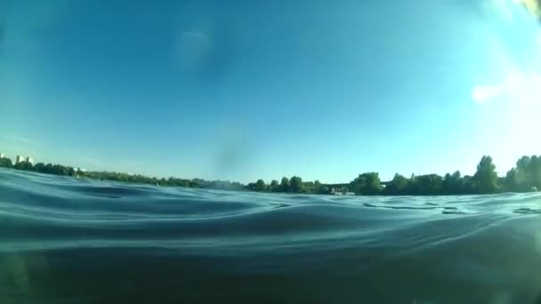 Buceamos bajo el agua en el río — Vídeo de stock