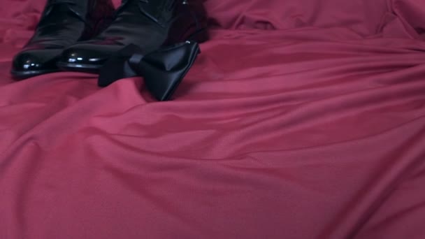 Мужская обувь жених на красной ткани — стоковое видео