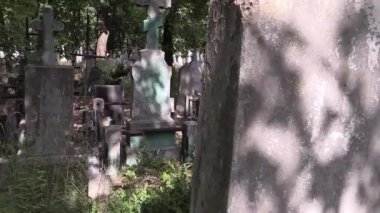 Mezarlık yaz birçok mezar ve haçlar