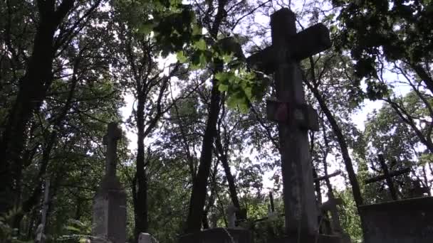 Korsar kyrkogården graven av sommaren — Stockvideo