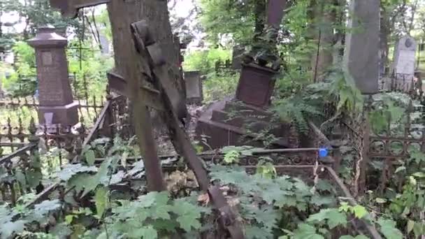 Gepflegter Friedhof zerstört — Stockvideo