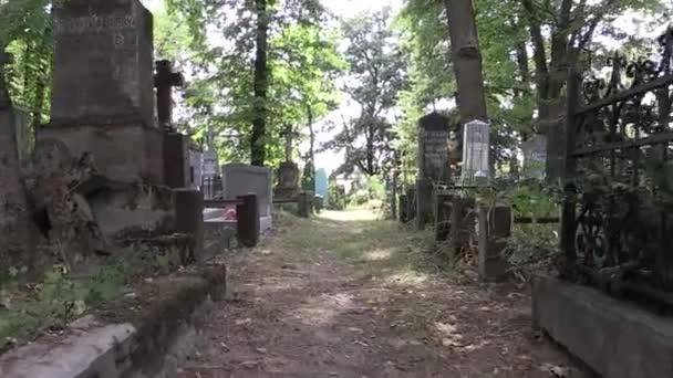 Viejo cementerio francés en otoñovolando a lo largo de un camino en el antiguo cementerio — Vídeos de Stock