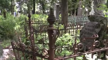 Eski Rus mezarlığı kırık çit