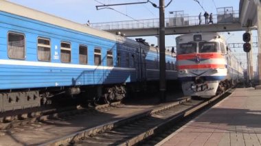 Dizel tren platformu geldi.