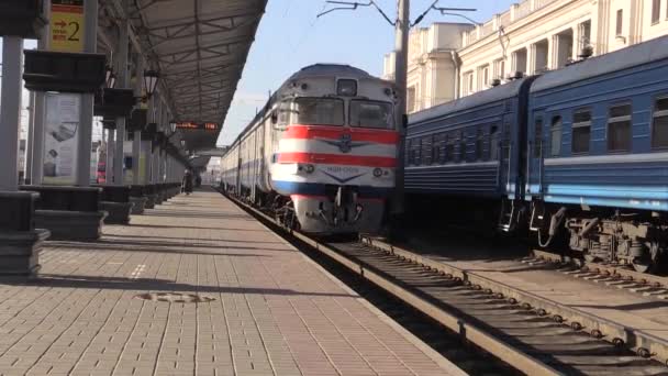 Diesel trein vertrekt. Winter, dag, Railway Station. — Stockvideo