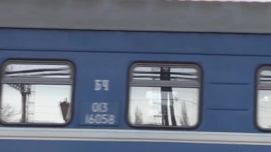 Tren yağmurda pencerenin