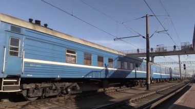 Yolcu treni kalkıyor. Kış, gün, tren istasyonu.