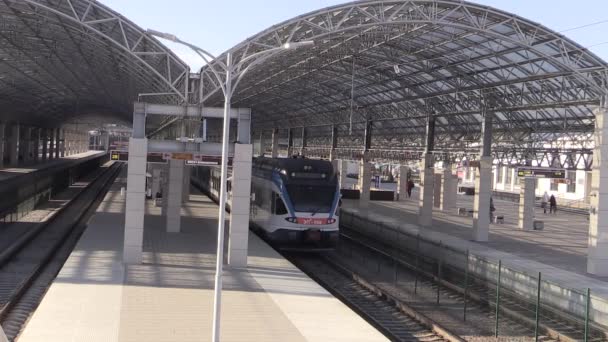 Moderní vlak stojící na platformě — Stock video