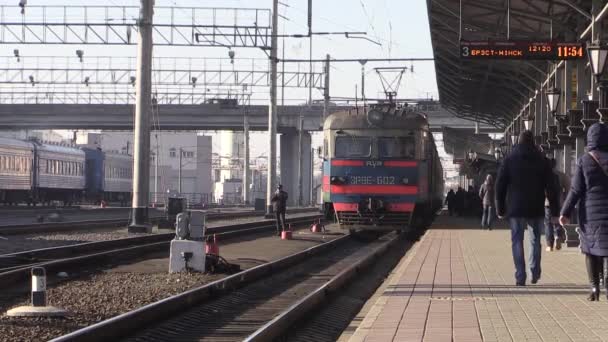 Cestující do vozu vstupovat do vlaku. — Stock video
