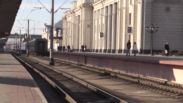 La gente en la plataforma de la estación va . — Vídeos de Stock