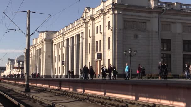 As pessoas na plataforma da estação vão . — Vídeo de Stock