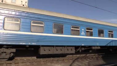 Arabalar tarafından geçen tren. Şehrin Brest, Beyaz Rusya.