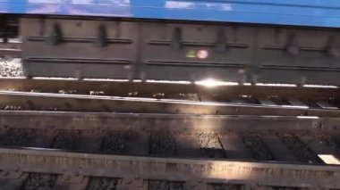 Vagon tekerlekleri raylar üzerinde seyahat.