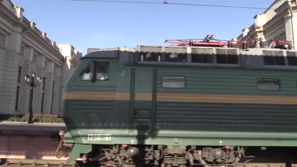 Vlak přijíždí na nádraží boční pohled. — Stock video