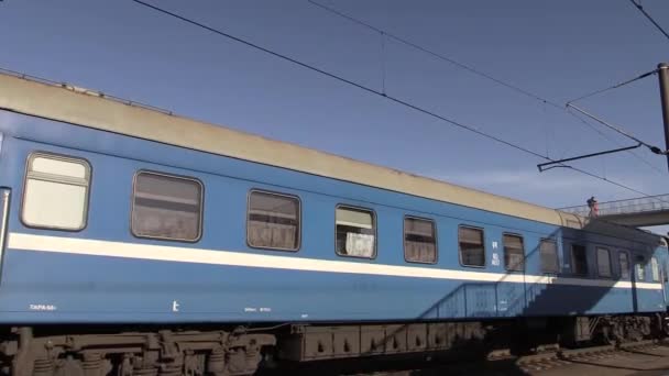 Arabalar tarafından geçen tren. Şehrin Brest, Beyaz Rusya. — Stok video