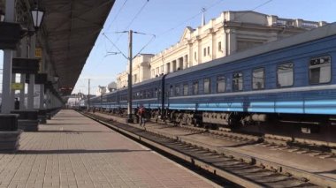 Bir tren demiryolu işçisi denetler.
