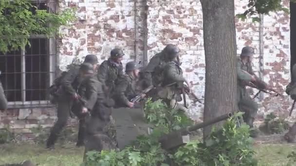 Deutsche Soldaten griffen das Gebäude an — Stockvideo