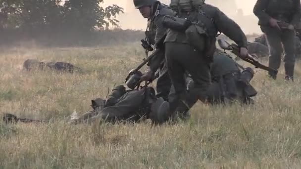 Duitse soldaten die de gewonden — Stockvideo