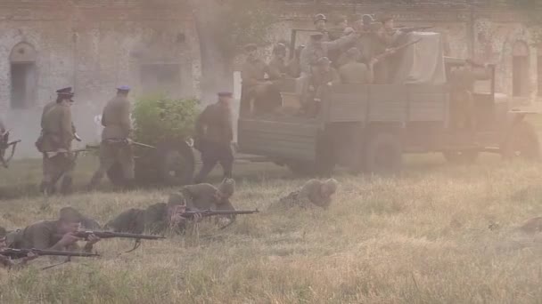 Hatalmas robbanások közelében a szovjet határőrök sorozata — Stock videók