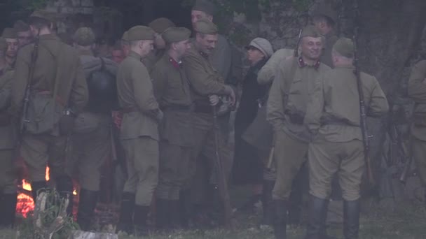 Soviet soldiers warm themselves — Stock Video