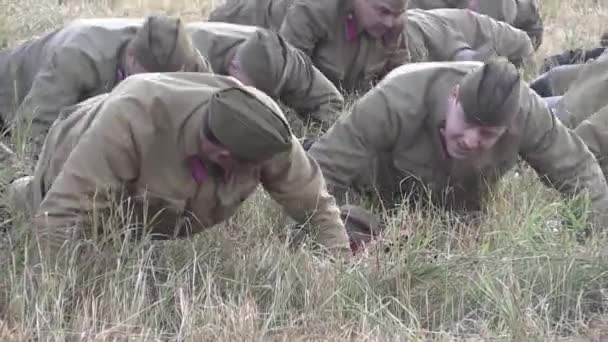 Die sowjetischen Soldaten werden unter Druck gesetzt — Stockvideo