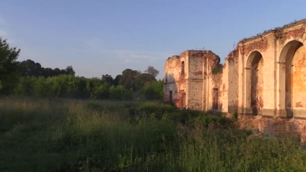 Las ruinas del monasterio bernardino. 1781 construidos . — Vídeos de Stock