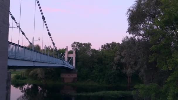 Ponte sospeso sul fiume, costruito più di 50 anni fa . — Video Stock