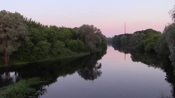 Rivière le matin, lointaine baïonnette Forteresse de Brest. contexte — Video