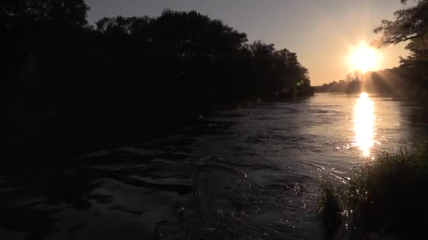 Bug River à noite, o sol se põe na fronteira . — Vídeo de Stock