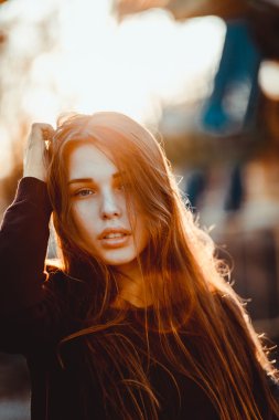 parkta güzel genç esmer kız portresi